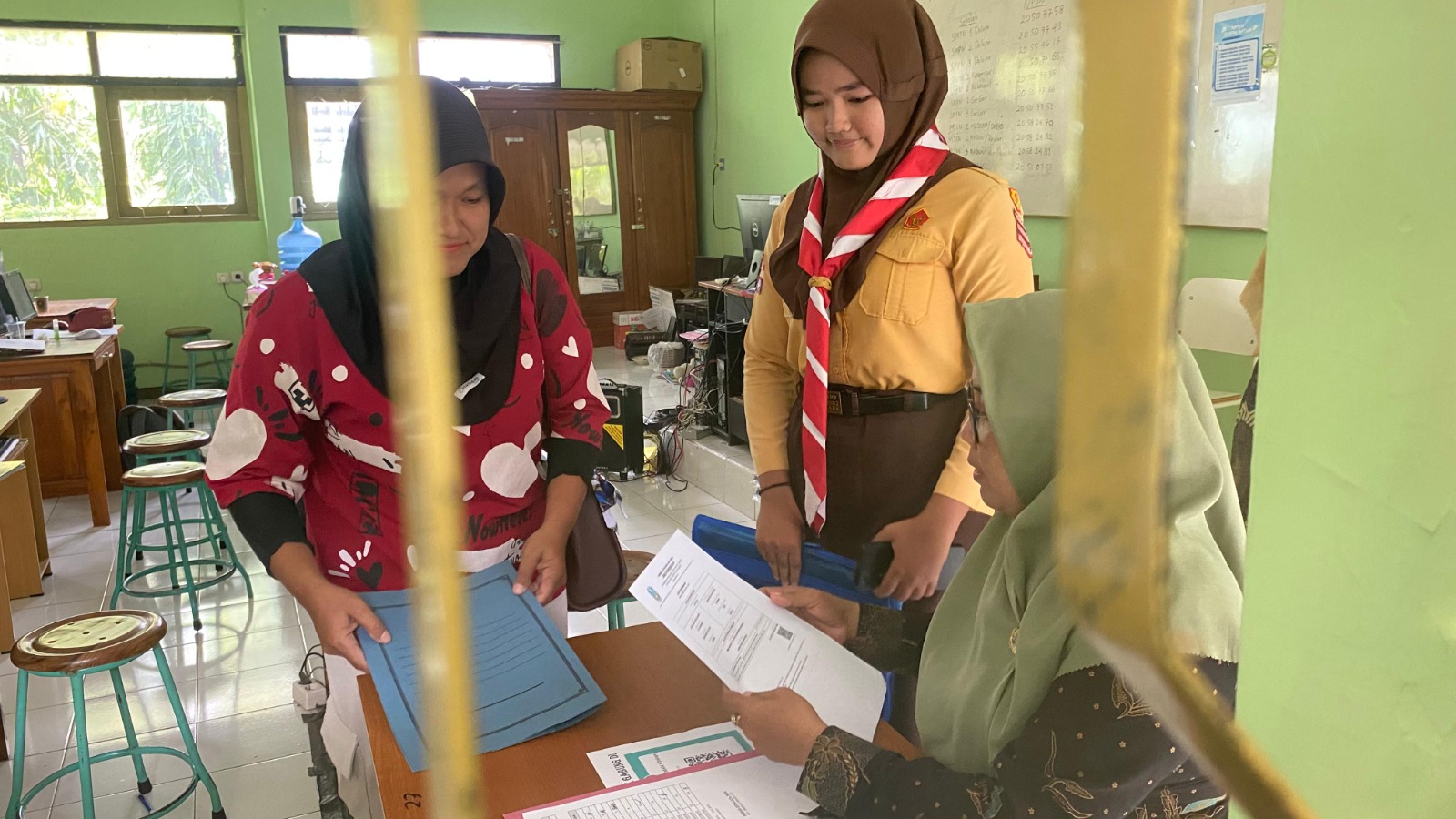 Pendaftaran SPMB di SMAN 1 Dolopo masih berlanjut. Jalur afirmasi minim peminat, pendaftaran susulan dibuka. FOTO: DIAN RAHAYU/RADAR MADIUN