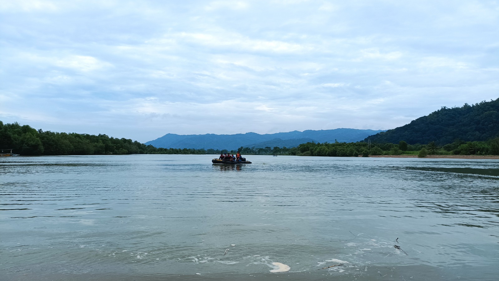 Tiga bocah asal Mojokerto masih hilang di Pantai Pancer Door Pacitan. Tim SAR tetap menyisir meski ombak tinggi jadi kendala besar. FOTO: NUR CAHYONO/RADAR PACITAN
