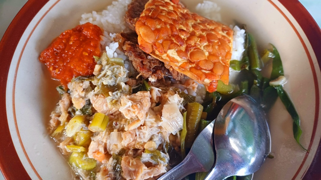 Sayur asem segar dan empal daging empuk di Warung D-5 Magetan.