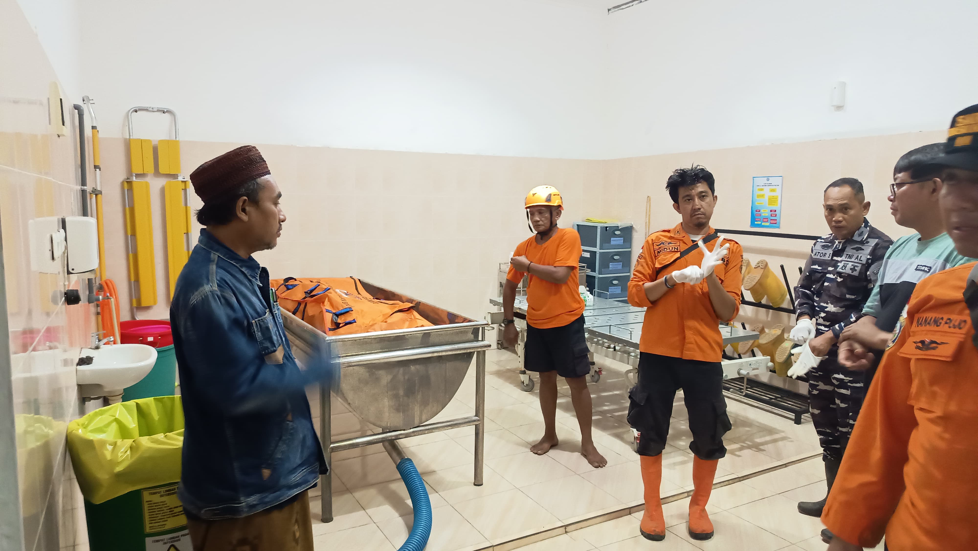 Proses visum dilakukan oleh petugas di RSUD dr Darsono Pacitan usai ditemukannya jenazah Aminah Nayyifatul Mardliyah, wisatawan Mojokerto yang tenggelam di Pancer Door. FOTO: ISTIMEWA