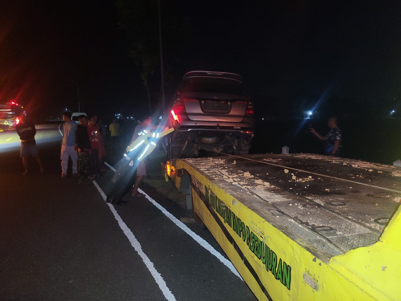 Proses evakuasi mobil Toyota Kijang Innova usai mengalami kecelakaan dengan sepeda motor di JLS Pacitan, Sabtu (21/6) malam. FOTO: ISTIMEWA