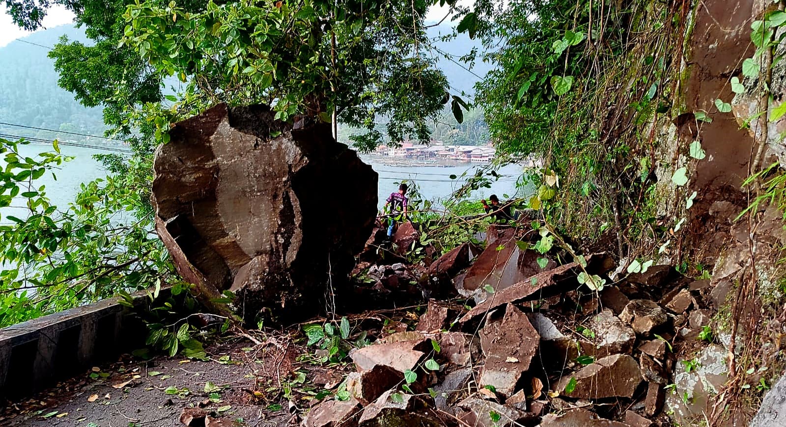 Tragedi di Telaga Ngebel Ponorogo, tebing longsor lukai dua wisatawan. FOTO: ISTIMEWA