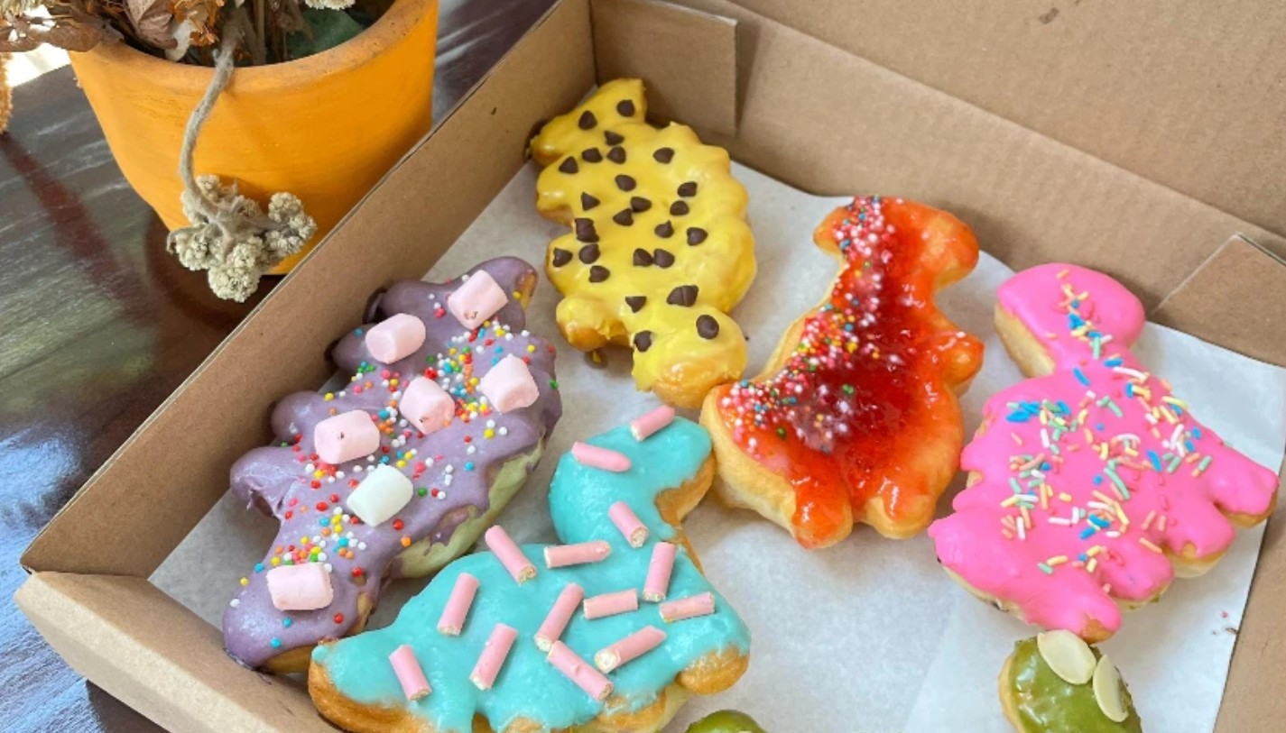 Dino Donuts di Jalan Sabang No.1A, Cihapit, Bandung Wetan, Kota Bandung.