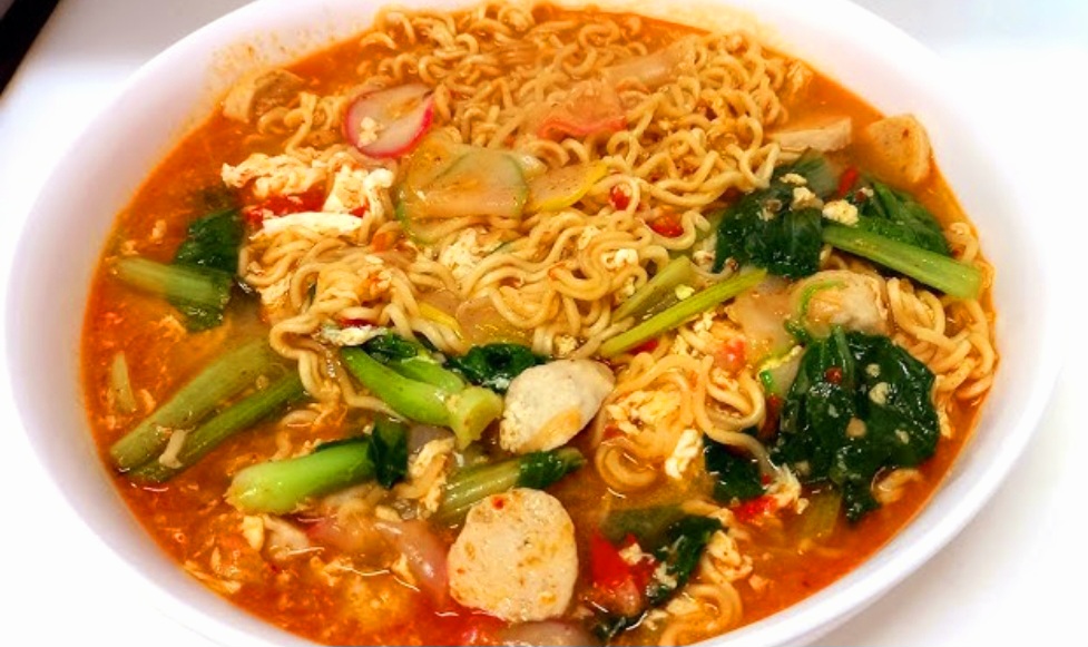 Coba resep Indomie sosis kuah seblak pedas gurih, praktis dengan bahan rumahan.