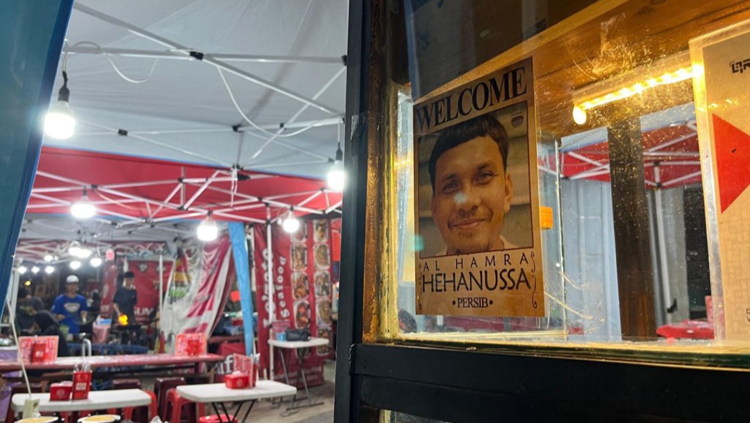 Persib kenalkan Al Hamra Hehanussa lewat flyer di Jalan Braga, Summaba, dan Lengkong.