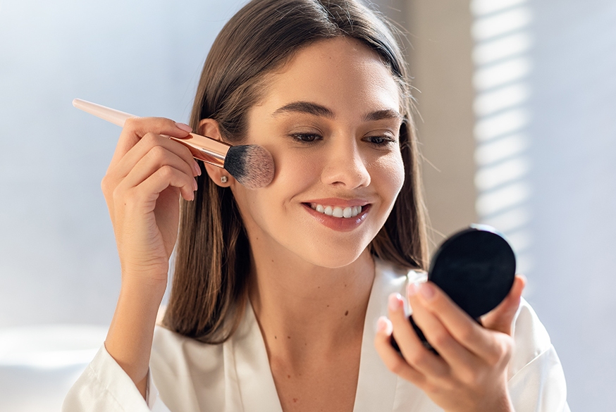 Ilustrasi makeup dan skincare transferproof.