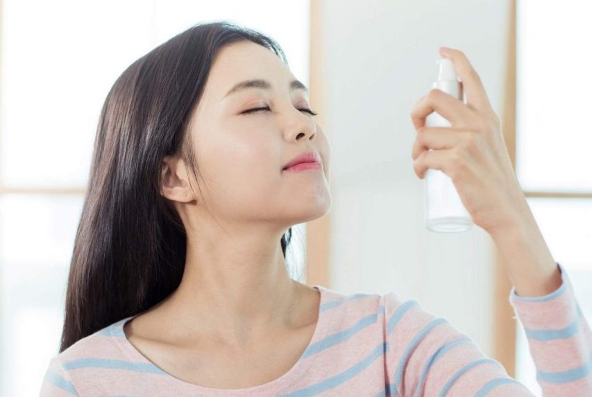 Ilustrasi rekomendasi setting spray untuk kulit berminyak.