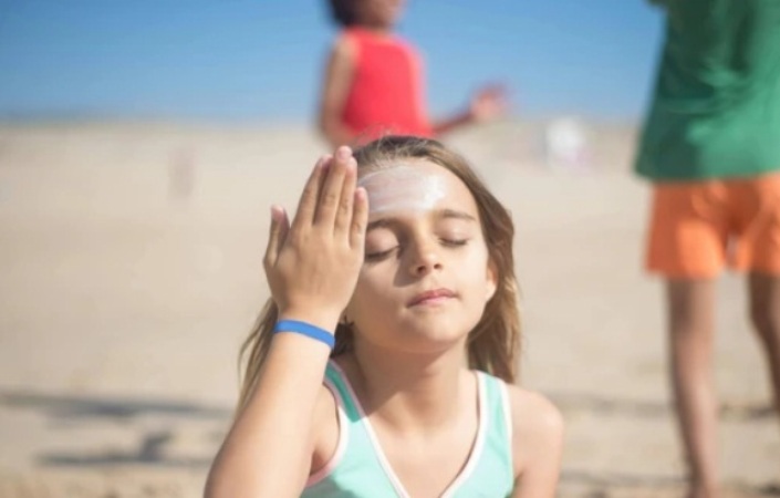 Ilustrasi rekomendasi sunscreen anak yang aman.