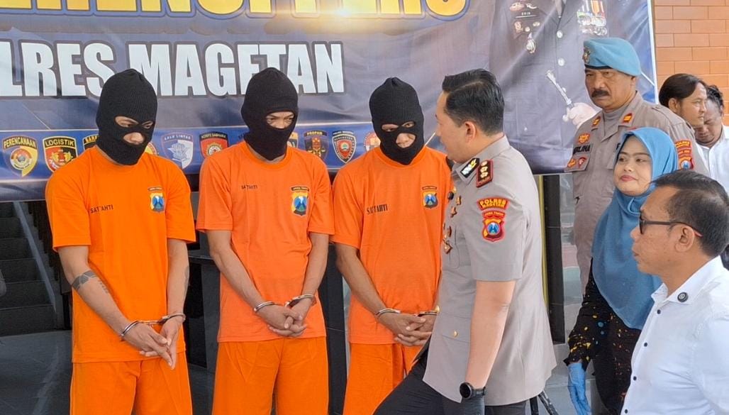 Komplotan pembobol ATM Indomaret Magetan berhasil ditangkap. Modus pakai las dan plafon dijebol. Sisa uang tinggal Rp 10 juta. FOTO: AJI PUTRA/RADAR MAGETAN