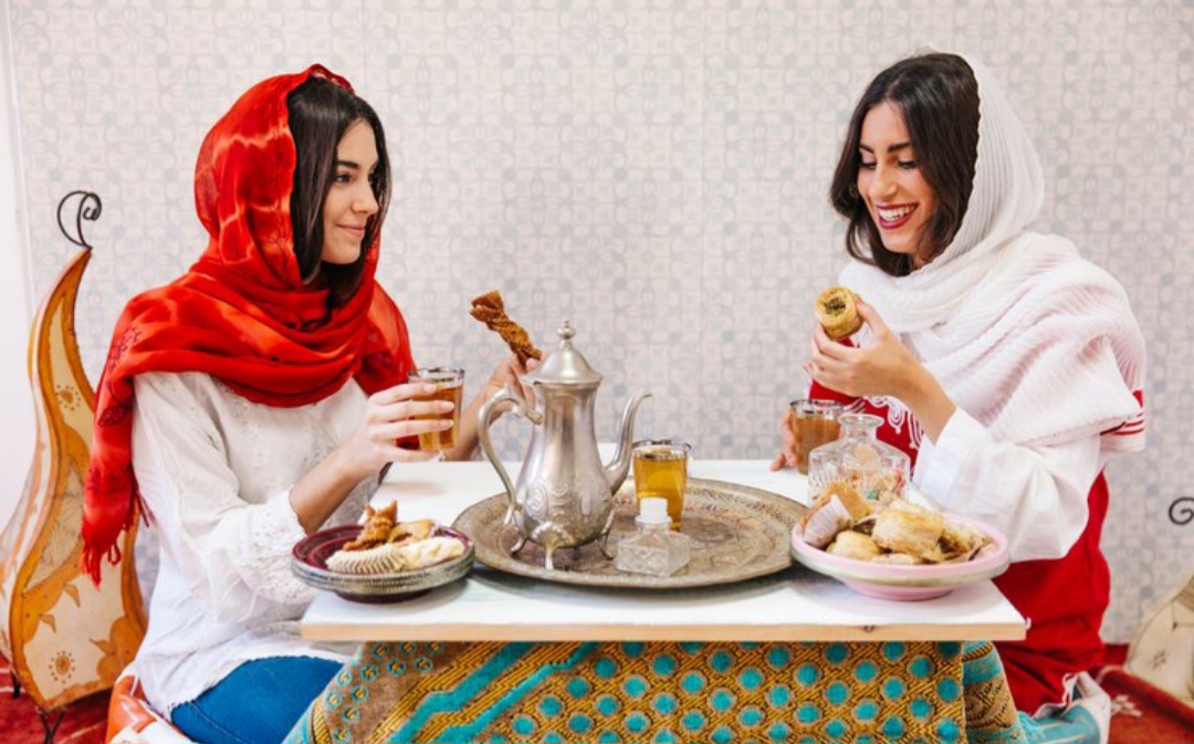 Ilustrasi perempuan melakukan buka puasa.