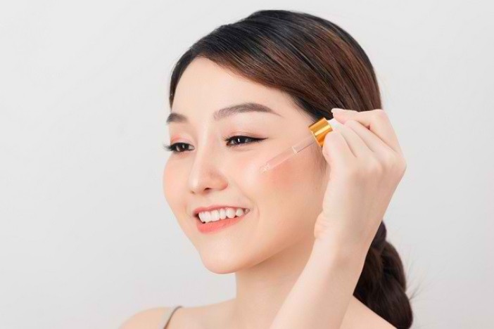 Ilustrasi rekomendasi serum pencerah wajah.