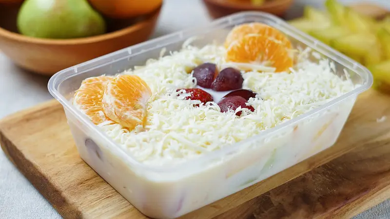 Ilustrasi salad buah yang lezat.