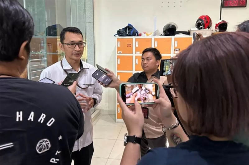 Juru Bicara Komisi Pemberantasan Korupsi Budi Prasetyo (kiri). Dirinya menyebut KPK bakal segera memanggil Ridwan Kamil terkait perkara BPD Jabar dan Banten.