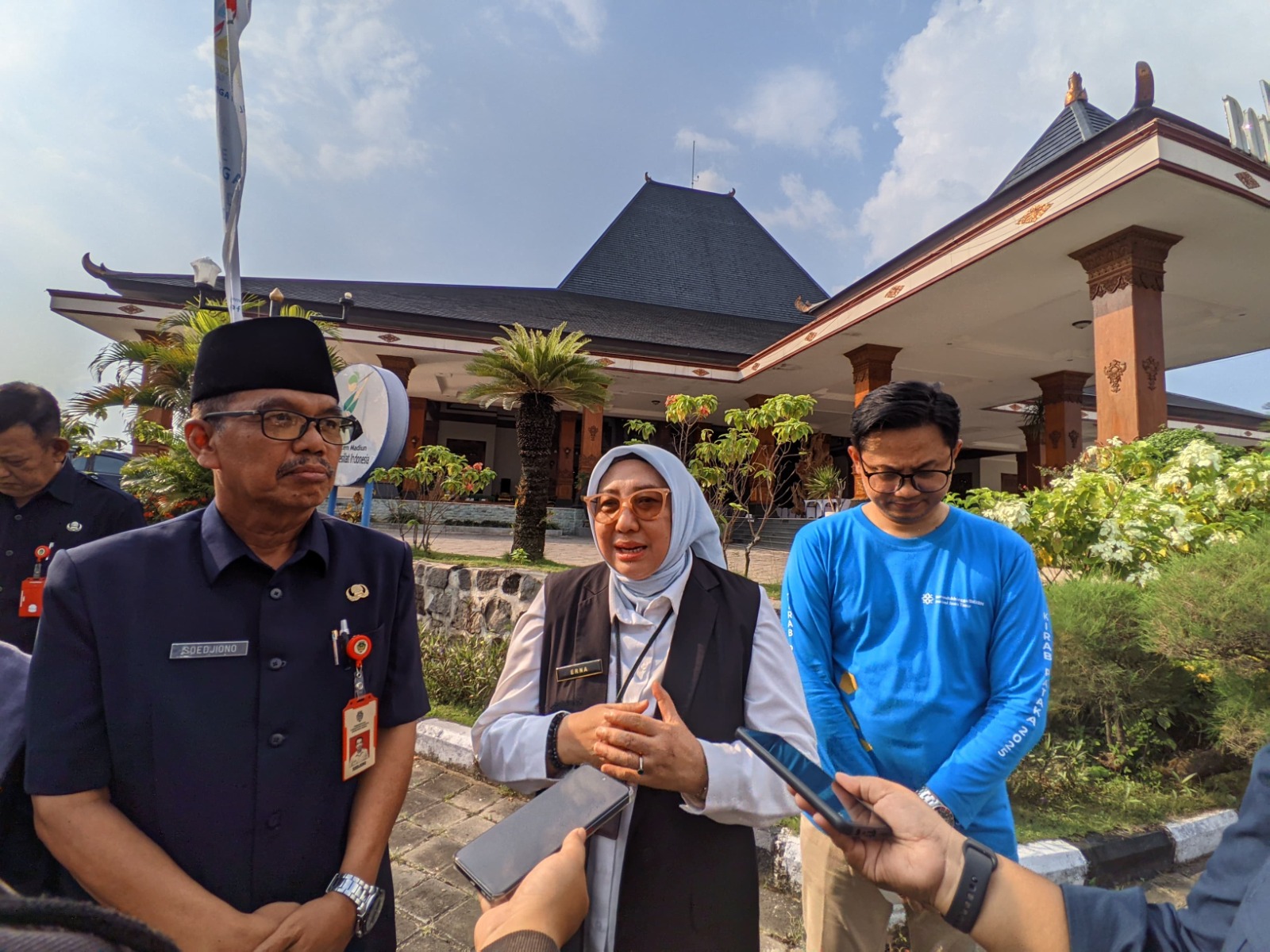 Kepala Perwakilan BKKBN Provinsi Jatim Maria Ernawati didampingi Asisten Pemerintahan dan Kesra Soedjiono saat menjawab pertanyaan wartawan. FOTO: LODITYA FERNANDES/RADAR MADIUN