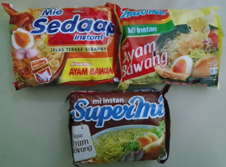 Tiga merek mie instan pilihan, Indomie, Mie Sedaap, dan Supermi.