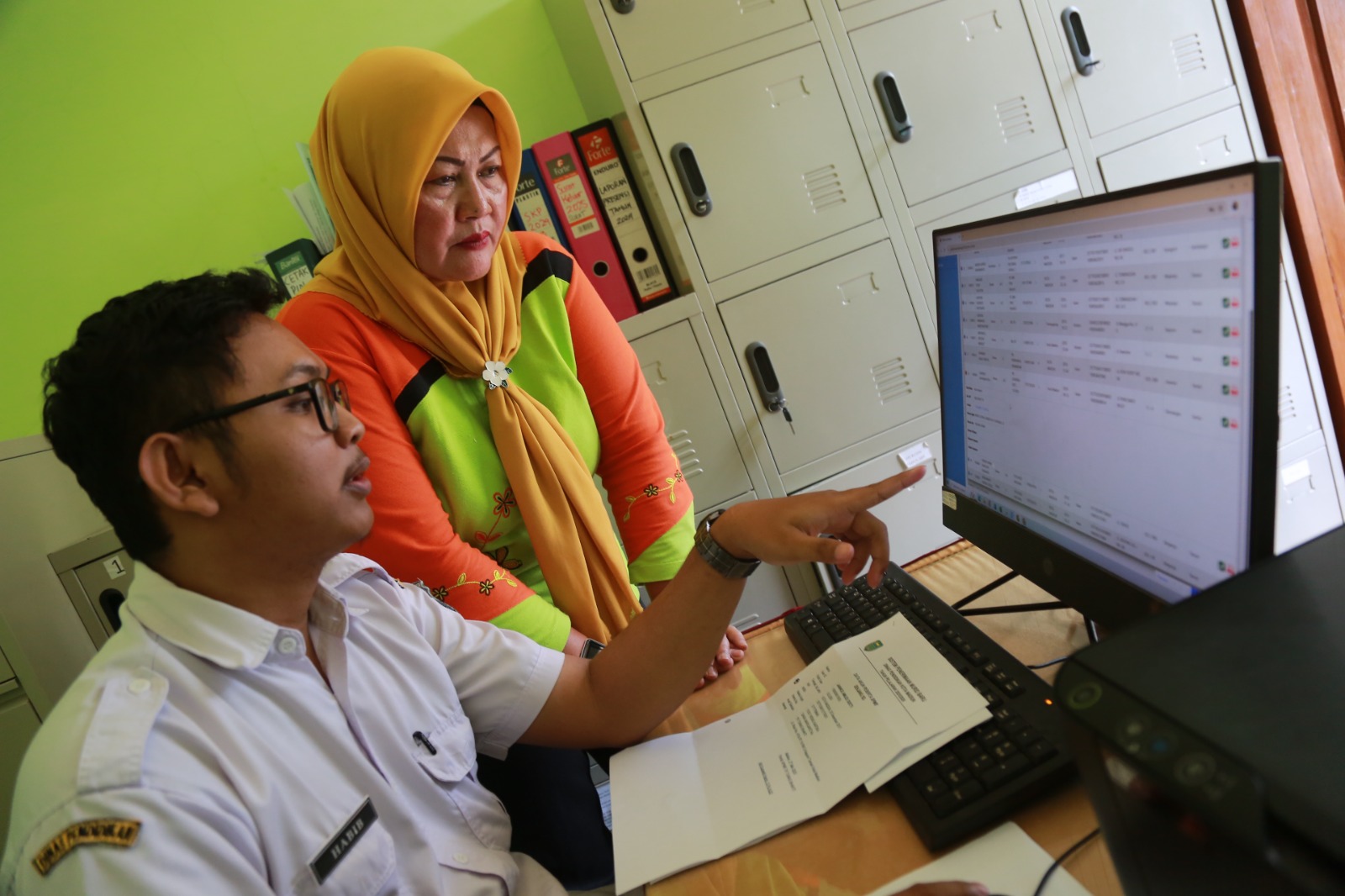 Proses pendaftaran murid baru jalur afirmasi, prestasi, dan mutasi berakhir hari ini. Dindik imbau orang tua pantau nilai real time. FOTO: BAGAS BIMANTARA/RADAR MADIUN