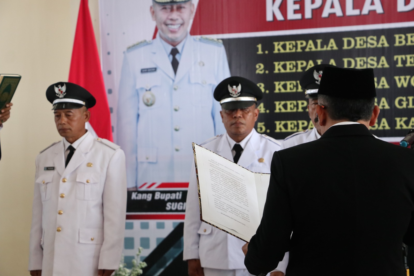 Bupati Ponorogo Sugiri Sancoko melantik lima KDAW mengisi kekosongan jabatan kades kemarin (24/6). FOTO: SUGENG DWI N/RADAR PONOROGO