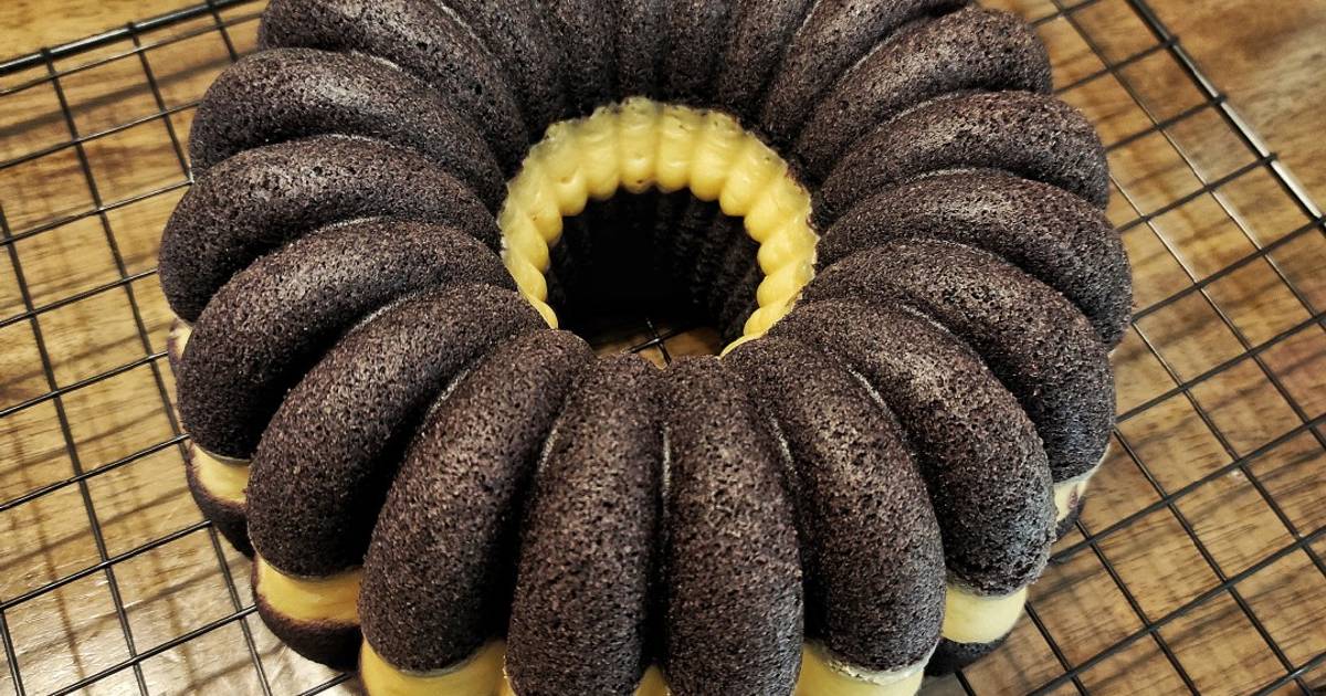 Ilustrasi bolu ketan hitam keju yang lumer di mulut.