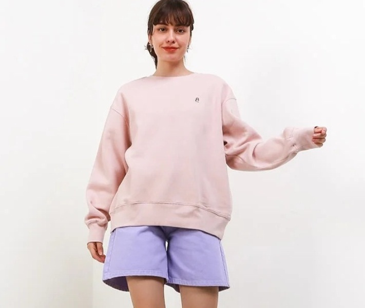 Ilustrasi sweater wanita salah satunya Hush Puppies.
