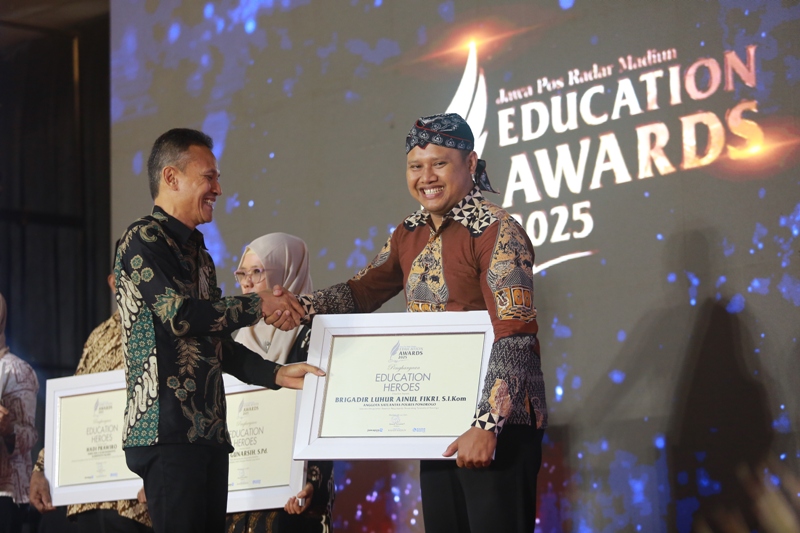 APRESIASI: Brigadir Luhur Ainul Fikri, Anggota Satlantas Polres Ponorogo menerima penghargaan Jawa Pos Radar Madiun Education Awards 2025 Kategori Education Heroes.