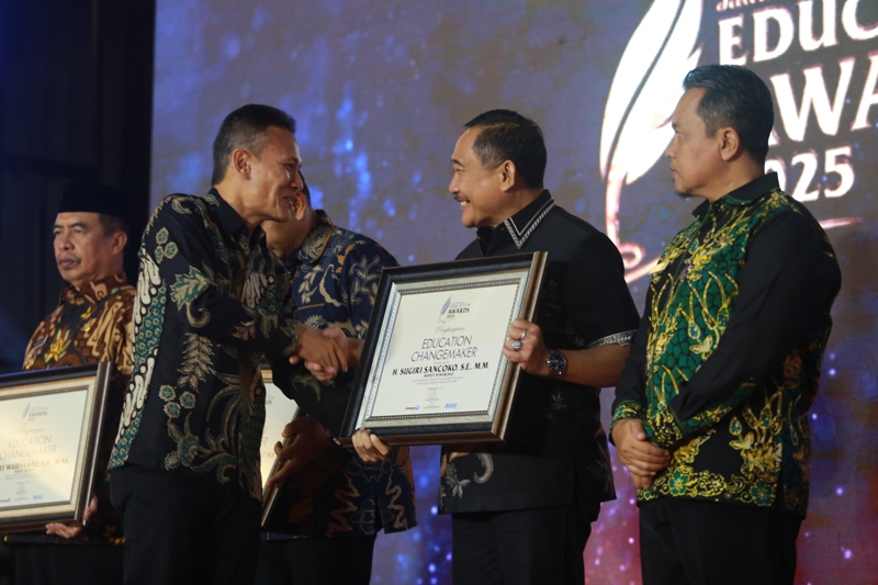 MEMBANGGAKAN: Bupati Ponorogo Sugiri Sancoko diwakili Kepala Dindik Nurhadi Hanuri menerima penghargaan Jawa Pos Education Awards 2025 kategori Education Changemaker kemarin (25/6).&nbsp;