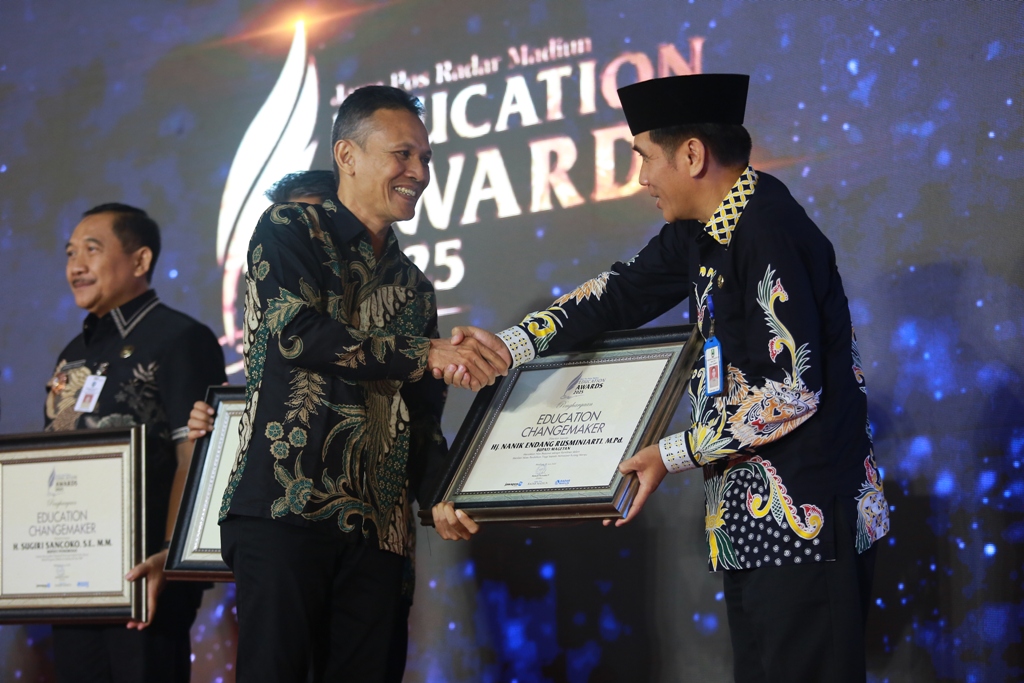 Kepala Diskominfo Magetan Cahaya Wijaya mewakili Bupati Magetan Nanik Endang Rusminiarti menerima penghargaan di ajang Radar Madiun Education Awards 2025.