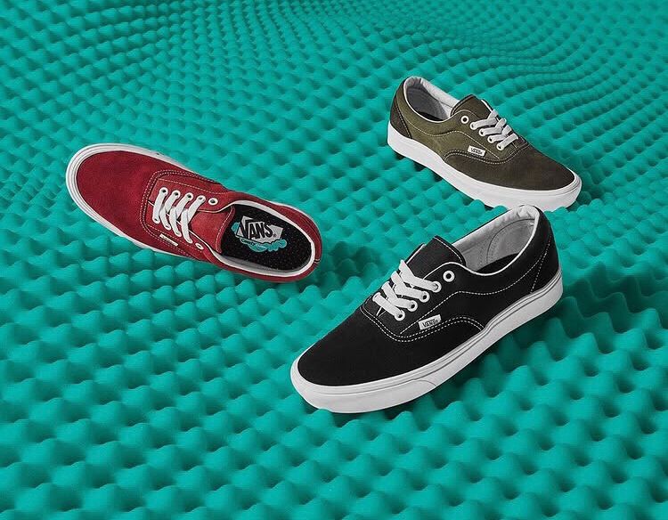 Merek sepatu kenamaan Vans.