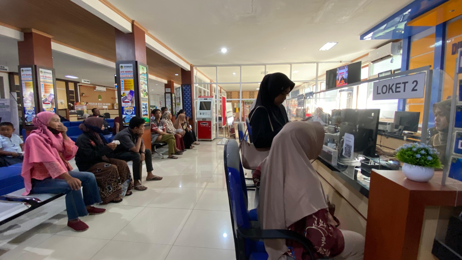 Warga Kabupaten Madiun memadati loket Dispendukcapil di MPP untuk perekaman e-KTP pemula saat libur sekolah, kemarin (24/6). FOTO: DIAN RAHAYU/RADAR MADIUN