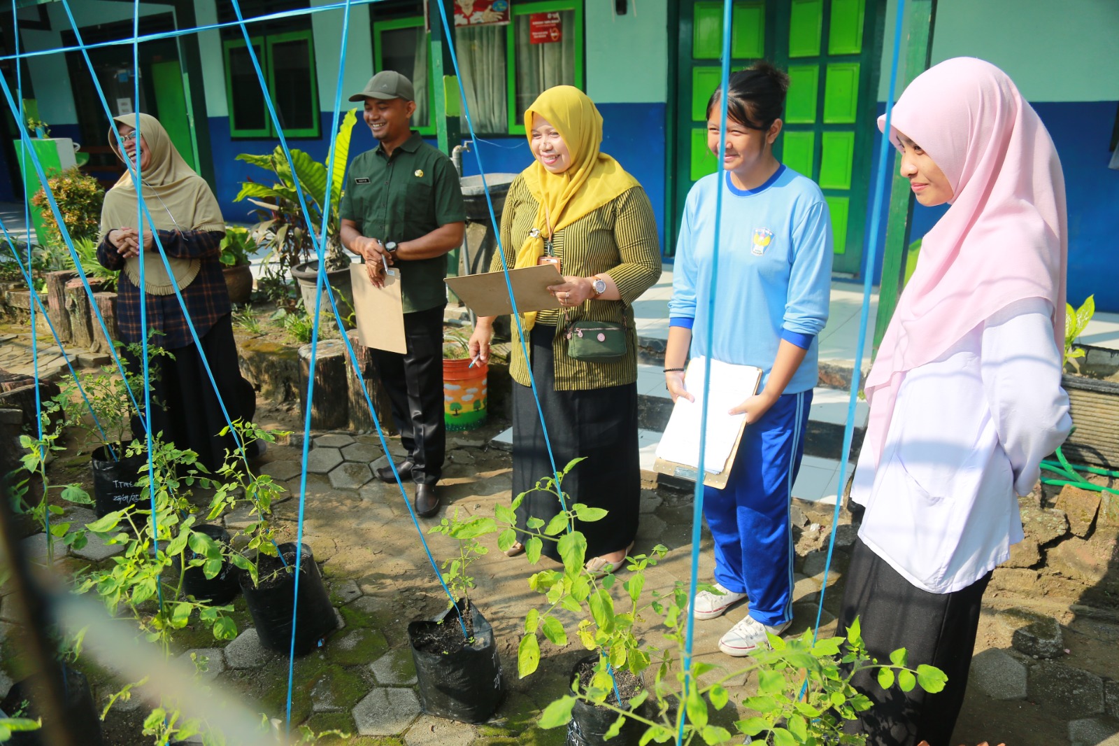 Tim penilai SPI saat melakukan penilaian di SMPN 11 Madiun kemarin (24/6). FOTO: BAGAS BIMANTARA/JAWA POS RADAR MADIUN