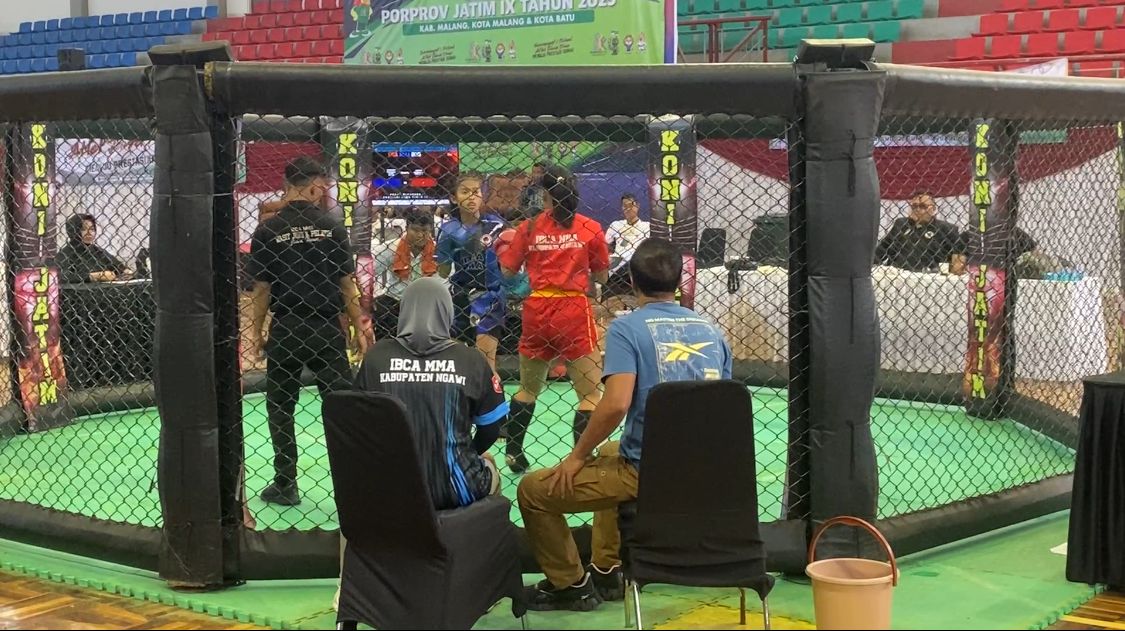 Atlet MMA Ngawi sedang berjuang mengalahkan lawannya dalam Porprov Jatim 2025 kemarin (24/6). DOK RADAR NGAWI