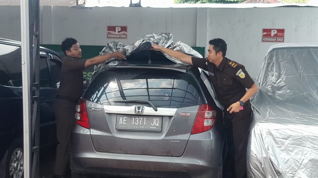 Kejari Ngawi menunjukkan sejumlah barang bukti kasus gratifikasi dan manipulasi pajak daerah pengadaan lahan PT GFT Indonesia Investment tahun 2023. FOTO: ASEP SYAEFUL/RADAR NGAWI