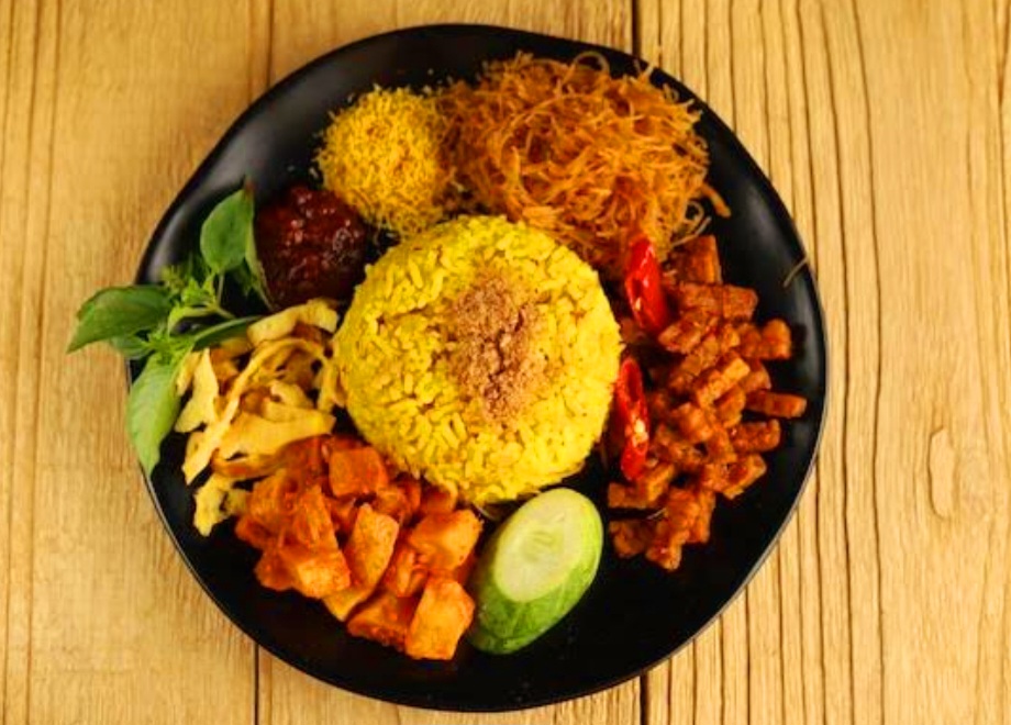 Cuma pakai rice cooker, nasi kuning rumahan ini bisa kamu buat dengan mudah!