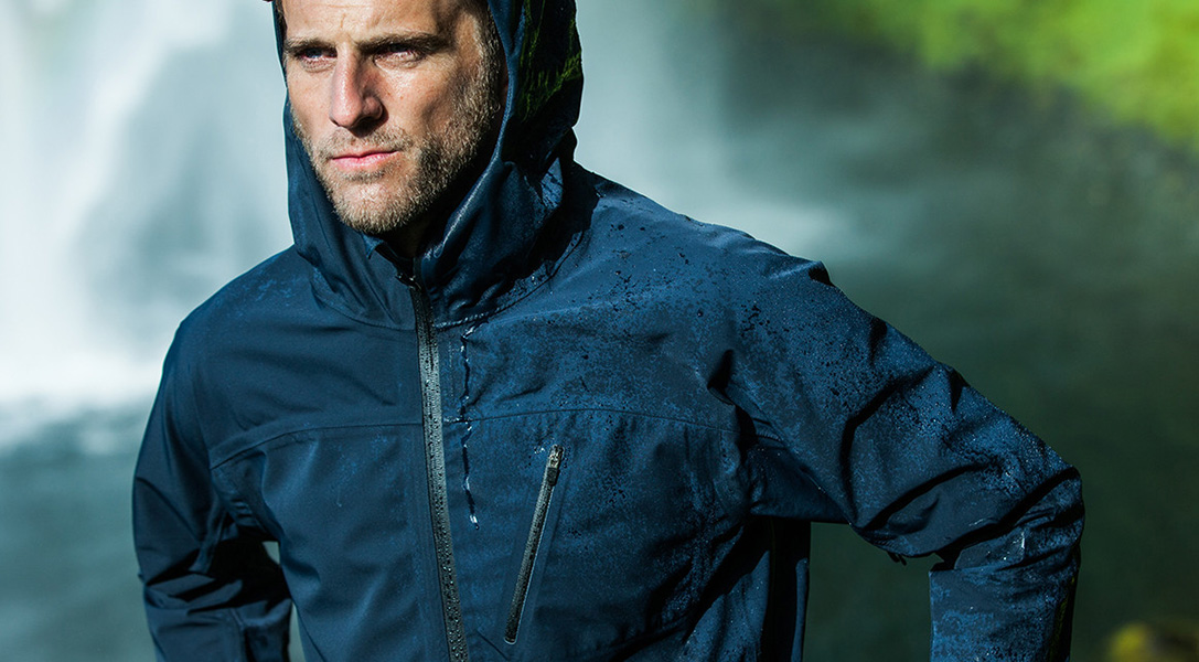 Ilustrasi jaket gunung yang stylish dan tahan cuaca.