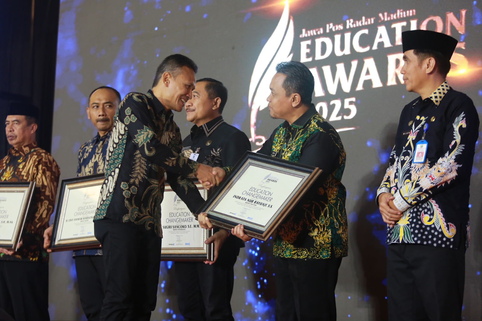Bupati Indrata Nur Bayuaji yang diwakili oleh Kadiskominfo Pacitan Dodik Sumarsono menerima penghargaan Education Changemaker dari Jawa Pos Radar Madiun, kemarin (25/6). FOTO: RADAR MADIUN