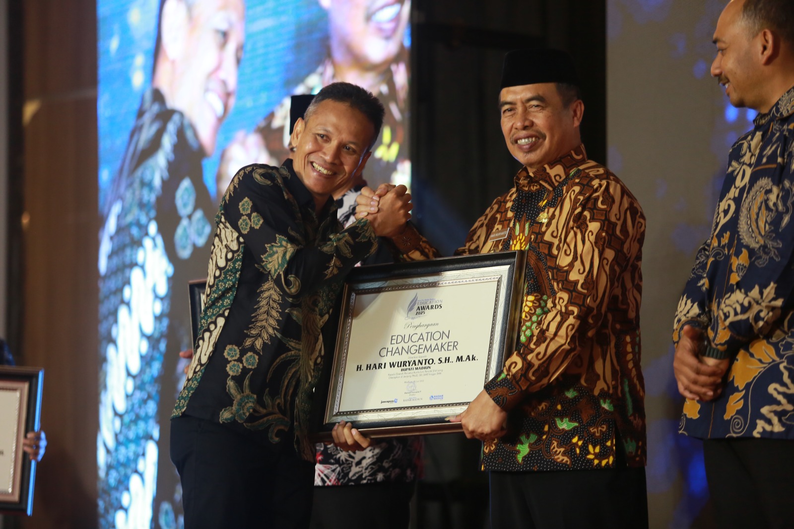 Bupati Madiun raih penghargaan Education Changemaker sebagai pencetus Kurikulum Silat untuk semua jenjang pendidikan. FOTO: BAGAS BIMANTARA/RADAR MADIUN
