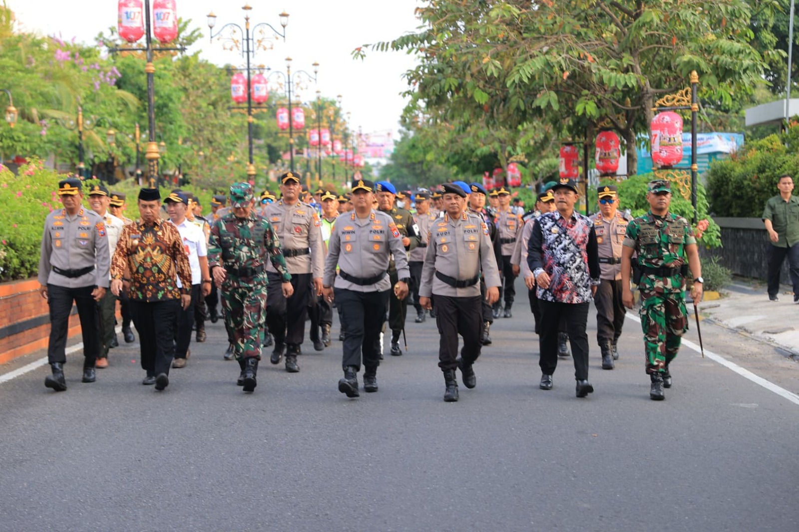 Jajaran TNI-Polri bersama wali kota dan bupati Madiun melakukan show of force jalan kaki dari Alun-Alun Kota Madiun menuju Mapolres Kota Madiun kemarin (25/6). WS HENDRO DISKOMINFO UNTUK RADAR MADIUN