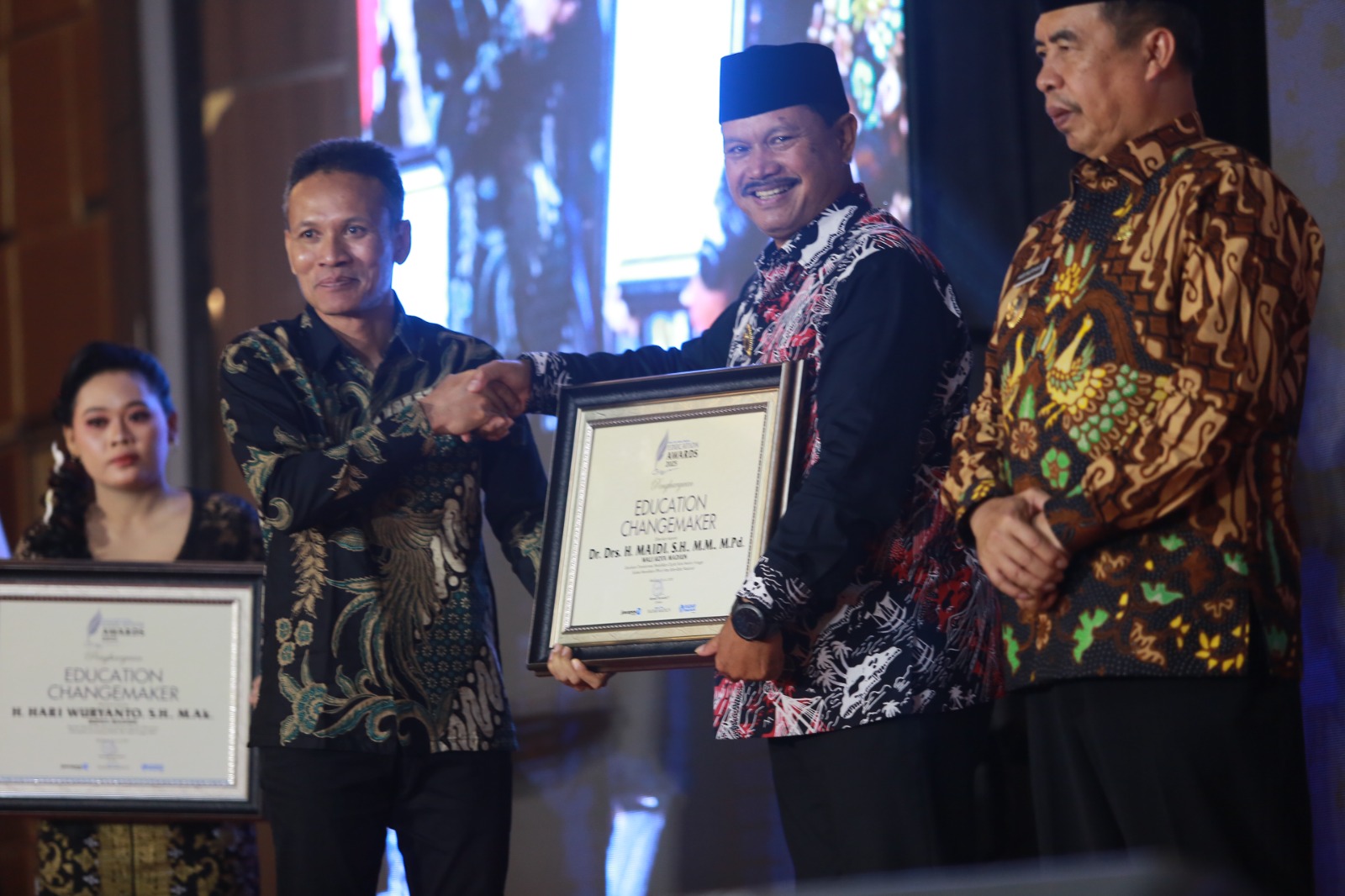 Wali Kota Madiun Maidi mendapatkan penghargaan Education Changemaker karena dianggap mamu menggerakkan tranformasi digital pendidikan di daerah yang dipimpinnya, kemarin (25/6). FOTO: BAGAS BIMANTARA