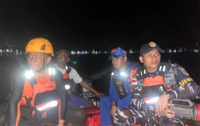 Tim SAR gabungan lakukan pencarian terhadap anggota tim sepak bola yang jadi korban kapal tenggelam di selat Nenek, Perairan Kota Batam.