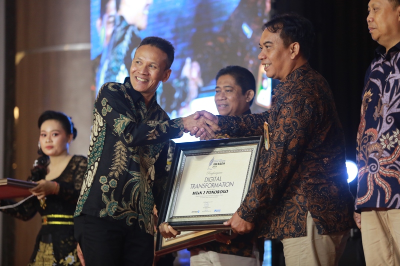 PROFESIONAL: Kepala MTsN 2 Ponorogo Wilson Arifudin Ashari menerima penghargaan Jawa Pos Radar Madiun Education Awards 2025 kategori Digital Transformation.&nbsp;