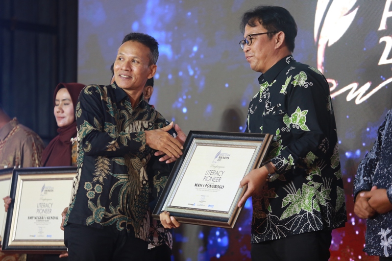 PRESTISIUS: Kepala MAN 1 Ponorogo Agung Drajatmono menerima penghargaan Jawa Pos Radar Madiun Education Awards 2025 kategori Literacy Pioneer.&nbsp;
