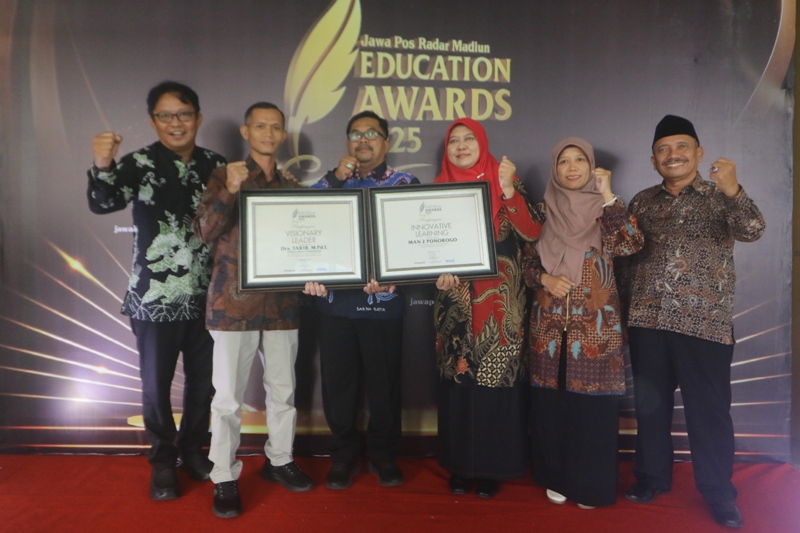 Kakan Kemenag Ponorogo M. Nurul Huda mengapresiasi pencapaian MAN 2 Ponorogo yang meraih penghargaan Jawa Pos Radar Madiun Education Awards 2025 kategori Innovative Learning dan Visionary Leader.