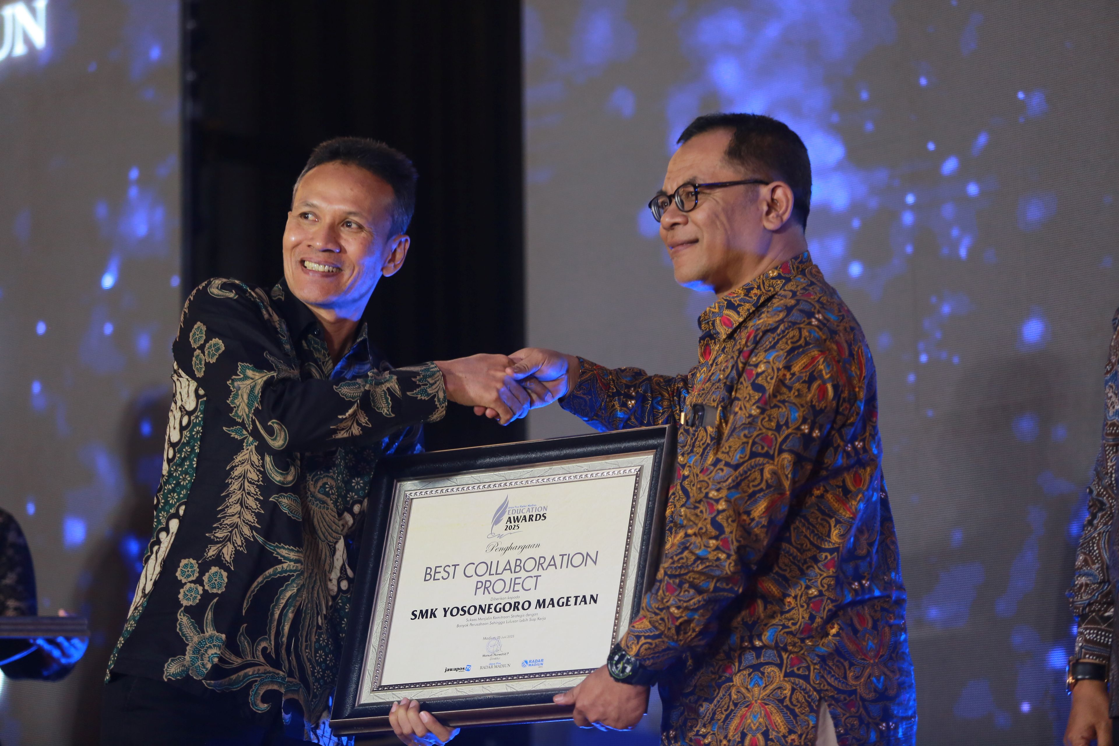 DEDIKASI: Kepala SMK Yosonegoro Magetan Muh Amien menerima piagam penghargaan Radar Madiun Education Awards 2025 kategori Best Collaboration Project, Rabu 25 Juni 2025.