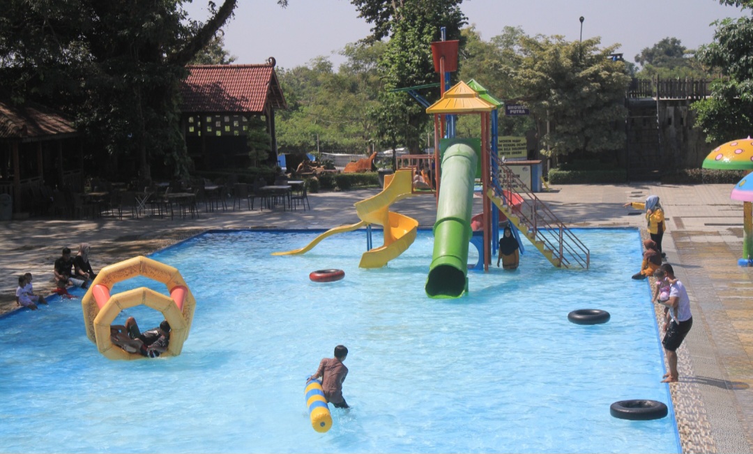 Liburan hemat tapi seru? Yuk, kunjungi 3 kolam renang keluarga terbaik di Magetan.
