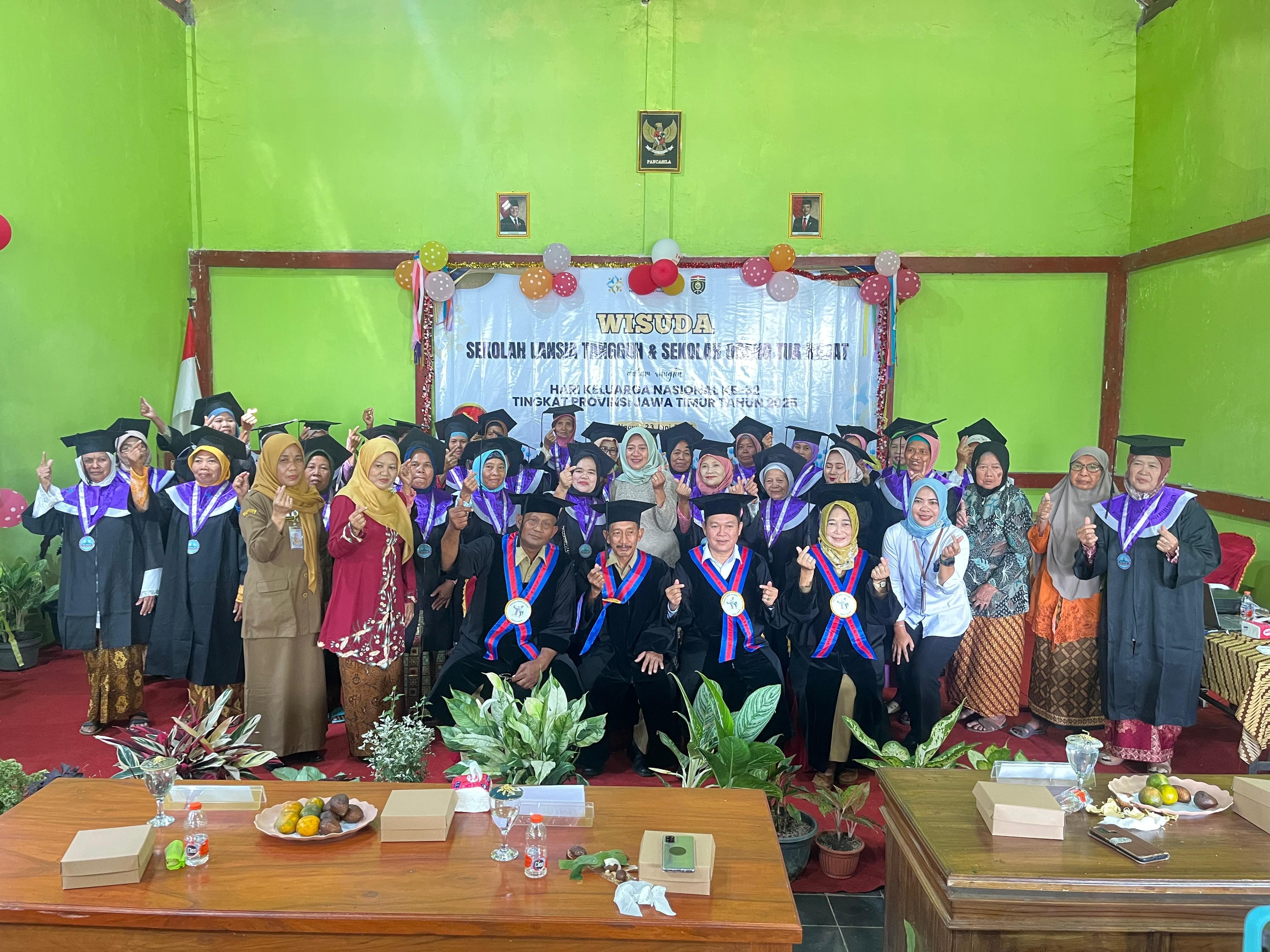 WISUDA SOTH: Pemdes Ngrayudan menggelar wisuda untuk para peserta program Sekolah Lansia Tangguh dan Sekolah Orang Tua Hebat.