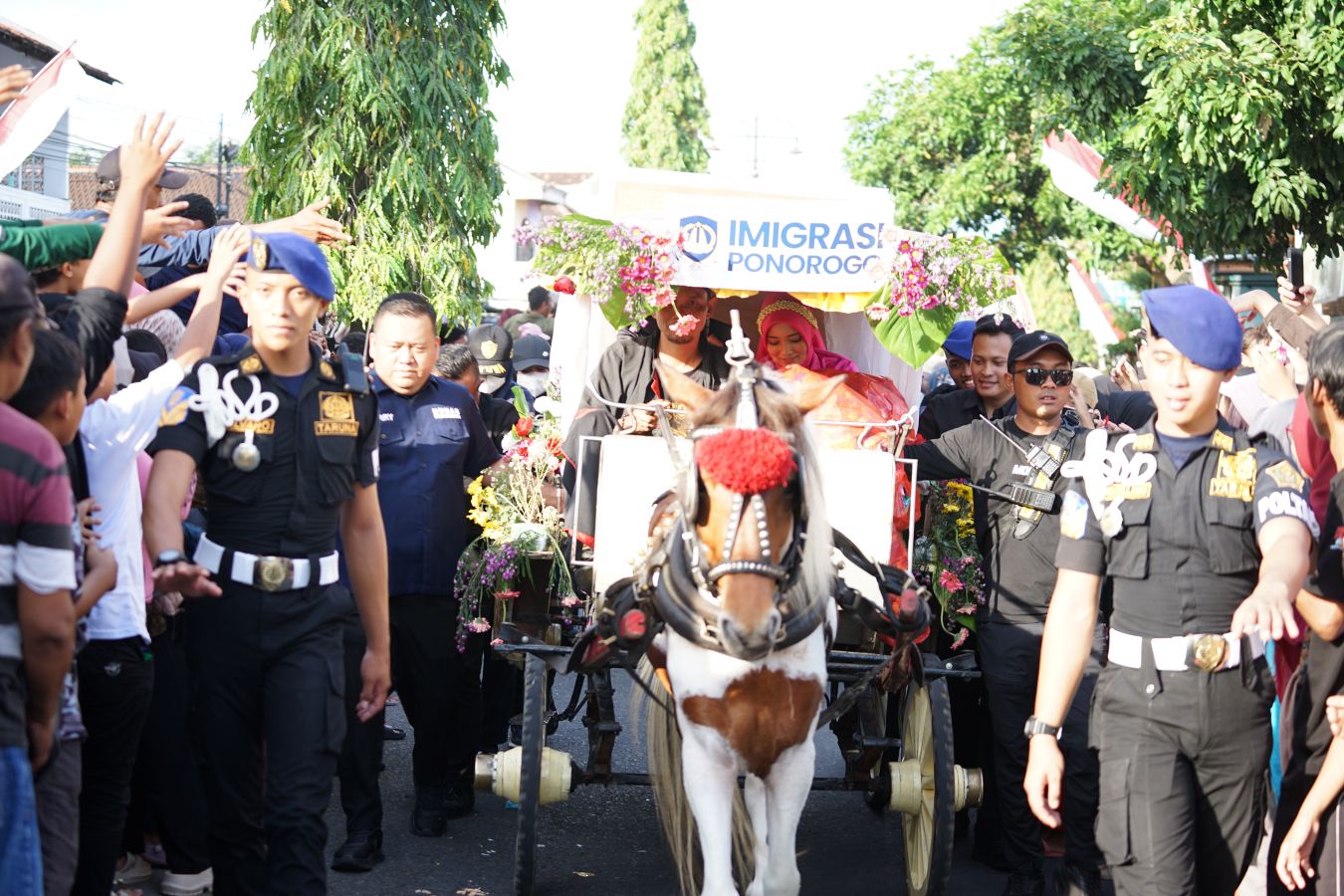 Kantor Imigrasi Ponorogo mengikuti Kirab Pusaka Grebeg Suro Ponorogo.
