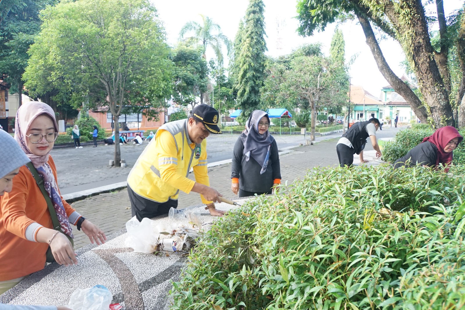 Bupati Magetan Nanik Endang Rusminiarti bersama dengan Kepala DLHP Saif Muchlissun membersihkan kawasan alun-alun.