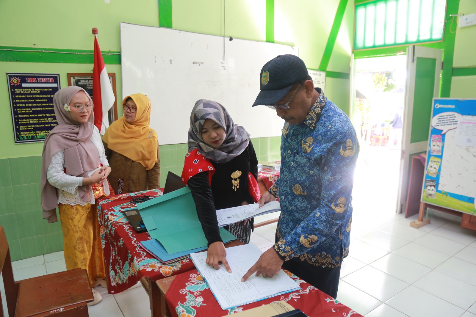 Enam SMP Negeri di Madiun sudah penuh pendaftar. Masih ada 518 kursi kosong di jalur domisili. FOTO: BAGAS BIMANTARA/RADAR MADIUN