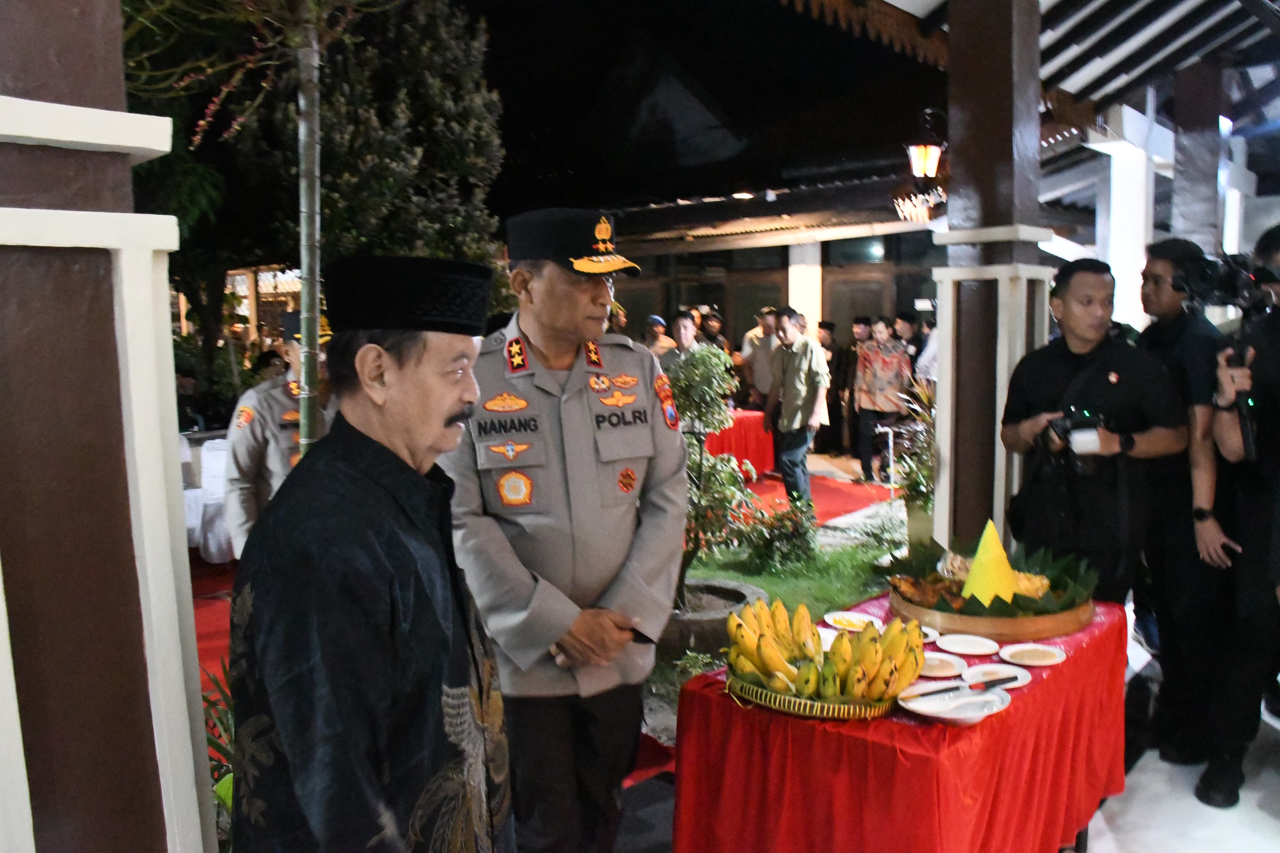 Kapolda Jatim Irjen Pol Nanang Avianto meninjau kesiapan pengamanan Suro di Padepokan Agung PSHT Pusat Madiun pada Kamis (26/6) malam. FOTO: HUMAS POLRES MADIUN KOTA