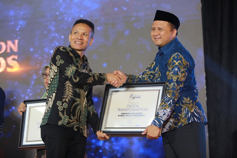 BERKELAS: Pimpinan Ponpes Darul Falah Sukorejo, Ponorogo Riza Arif Achmadi, S.Th.I menerima pengahargaan Jawa Pos Radar Madiun Education Awards 2025 kategori Digital Transformation.&nbsp;