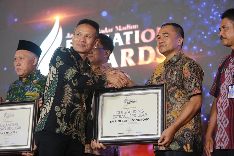 JAWARA: Kepala SMA Negeri 1 Ponorogo Supardi menerima penghargaan Jawa Pos Radar Madiun Education Awards 2025 kategori Outstanding Extracurricular.&nbsp;